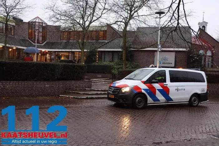 Gemeentehuis van Heusden tijdelijk ontruimd na alarmerende vondst, maar ‘verdacht pakket’ blijkt doosje van Greetz 112 De Langstraat