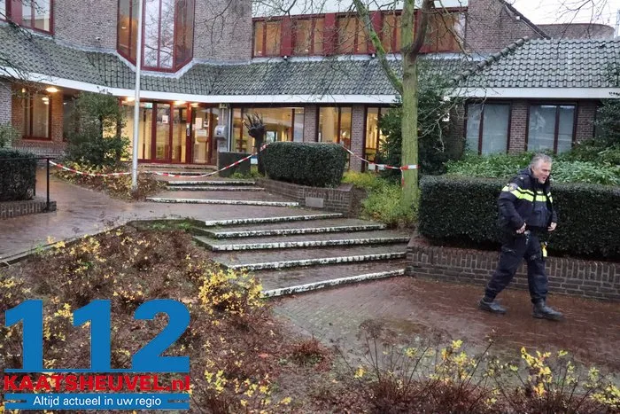 Gemeentehuis van Heusden tijdelijk ontruimd na alarmerende vondst, maar ‘verdacht pakket’ blijkt doosje van Greetz 112 De Langstraat