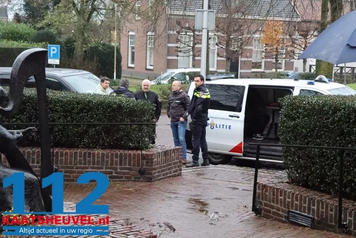 Gemeentehuis van Heusden tijdelijk ontruimd na alarmerende vondst, maar ‘verdacht pakket’ blijkt doosje van Greetz 112 De Langstraat