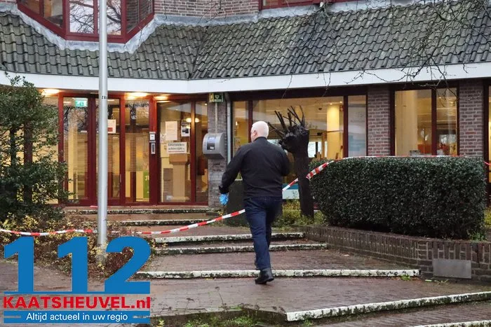 Gemeentehuis van Heusden tijdelijk ontruimd na alarmerende vondst, maar ‘verdacht pakket’ blijkt doosje van Greetz 112 De Langstraat