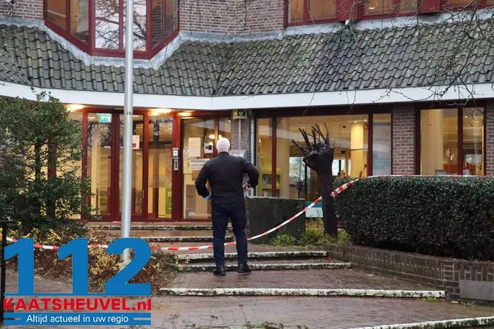 Gemeentehuis van Heusden tijdelijk ontruimd na alarmerende vondst, maar ‘verdacht pakket’ blijkt doosje van Greetz 112 De Langstraat
