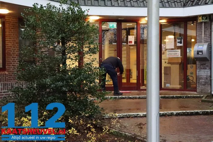 Gemeentehuis van Heusden tijdelijk ontruimd na alarmerende vondst, maar ‘verdacht pakket’ blijkt doosje van Greetz 112 De Langstraat