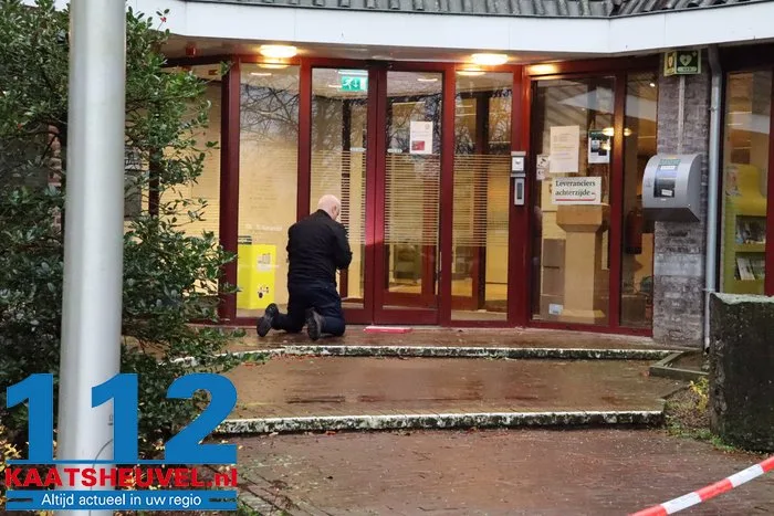 Gemeentehuis van Heusden tijdelijk ontruimd na alarmerende vondst, maar ‘verdacht pakket’ blijkt doosje van Greetz 112 De Langstraat