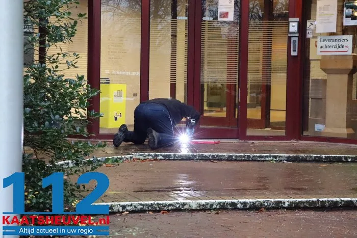Gemeentehuis van Heusden tijdelijk ontruimd na alarmerende vondst, maar ‘verdacht pakket’ blijkt doosje van Greetz 112 De Langstraat