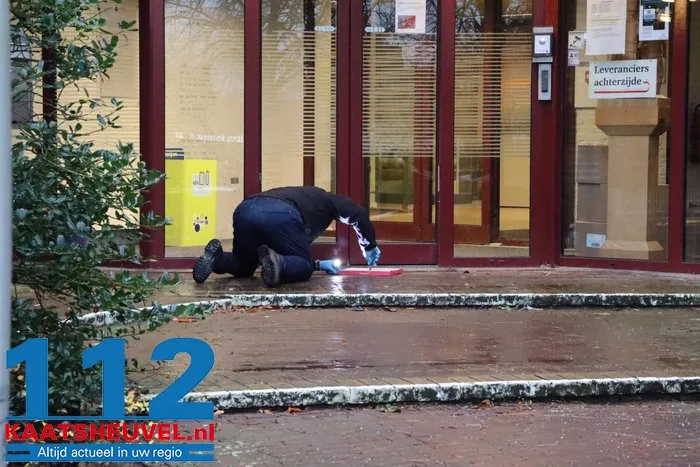 Gemeentehuis van Heusden tijdelijk ontruimd na alarmerende vondst, maar ‘verdacht pakket’ blijkt doosje van Greetz 112 De Langstraat