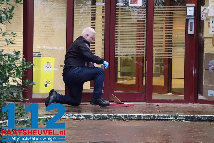 Gemeentehuis van Heusden tijdelijk ontruimd na alarmerende vondst, maar ‘verdacht pakket’ blijkt doosje van Greetz 112 De Langstraat