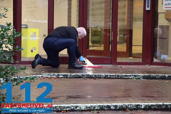 Gemeentehuis van Heusden tijdelijk ontruimd na alarmerende vondst, maar ‘verdacht pakket’ blijkt doosje van Greetz 112 De Langstraat