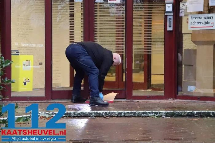 Gemeentehuis van Heusden tijdelijk ontruimd na alarmerende vondst, maar ‘verdacht pakket’ blijkt doosje van Greetz 112 De Langstraat
