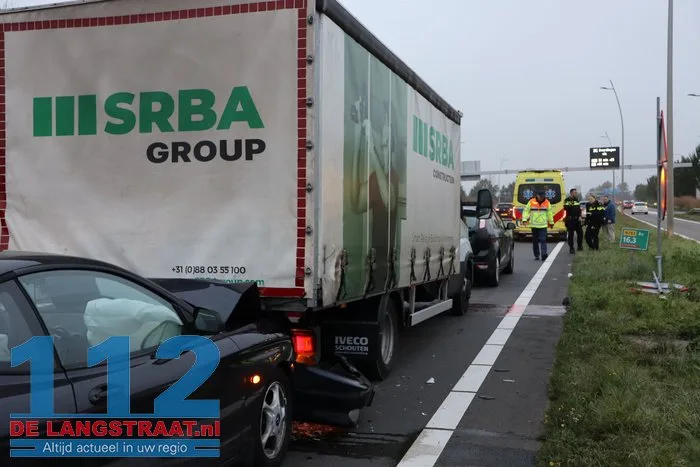 Botsing tussen vijf voertuigen zorgt voor veel schade en lange file 11 Botsing tussen vijf voertuigen zorgt voor veel schade en lange file 112 De Langstraat