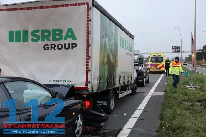 Botsing tussen vijf voertuigen zorgt voor veel schade en lange file 12 Botsing tussen vijf voertuigen zorgt voor veel schade en lange file 112 De Langstraat