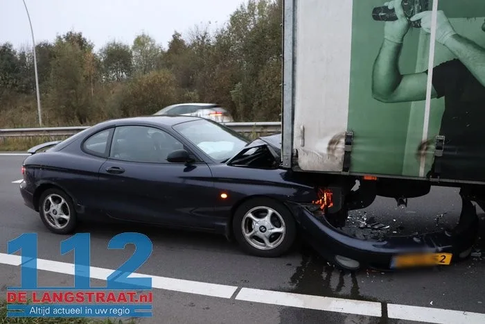 Botsing tussen vijf voertuigen zorgt voor veel schade en lange file 16 Botsing tussen vijf voertuigen zorgt voor veel schade en lange file 112 De Langstraat