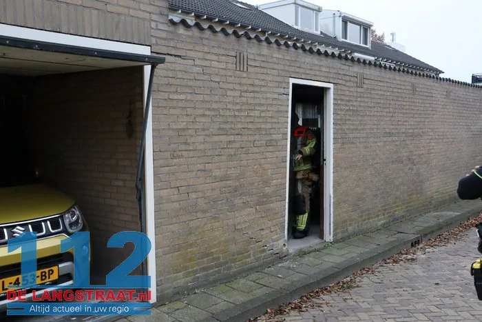 Bestuurder rijdt achteruit tegen muur aan in Waalwijk 1 Bestuurder rijdt achteruit tegen muur aan in Waalwijk 112 De Langstraat