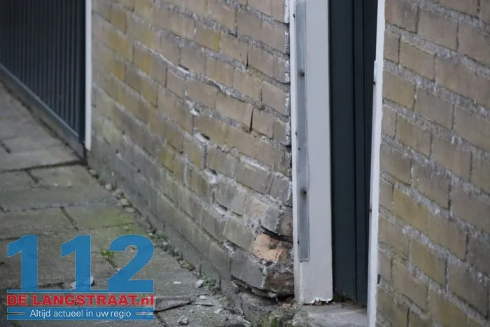 Bestuurder rijdt achteruit tegen muur aan in Waalwijk 9 Bestuurder rijdt achteruit tegen muur aan in Waalwijk 112 De Langstraat