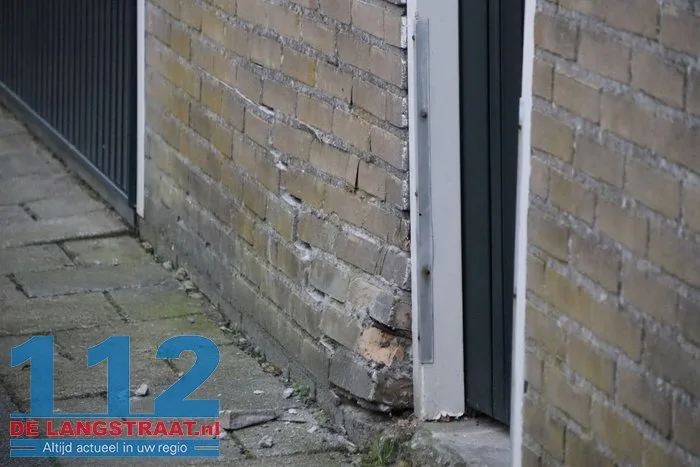 Bestuurder rijdt achteruit tegen muur aan in Waalwijk 10 Bestuurder rijdt achteruit tegen muur aan in Waalwijk 112 De Langstraat
