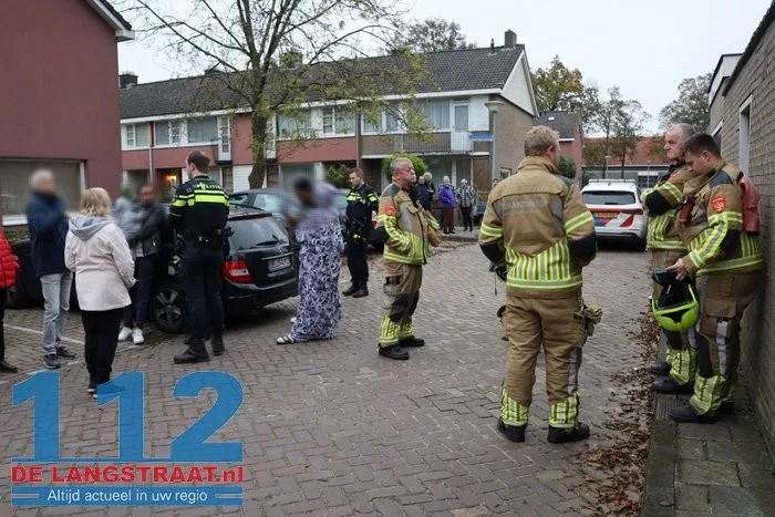 Bestuurder rijdt achteruit tegen muur aan in Waalwijk 13 Bestuurder rijdt achteruit tegen muur aan in Waalwijk 112 De Langstraat