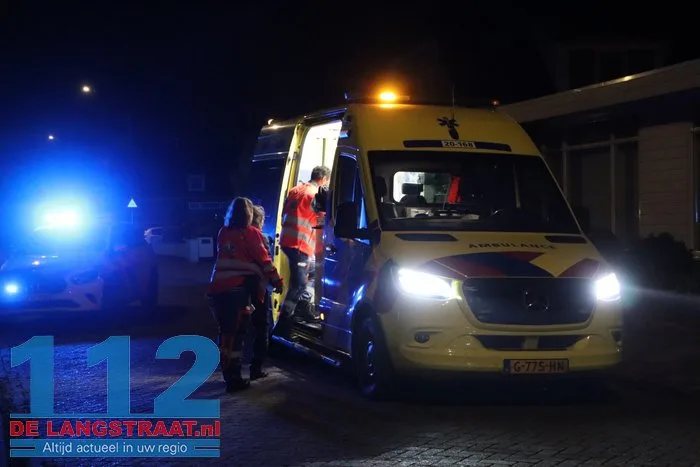 Bestuurster ramt geparkeerde auto en belandt op de kop Waspik 112 De Langstraat