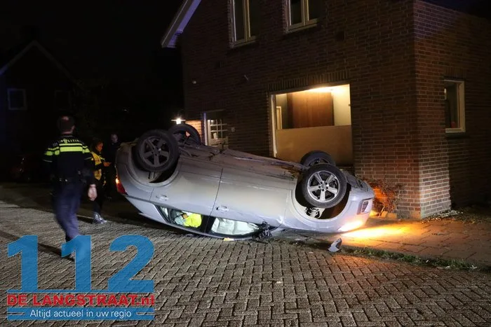 Bestuurster ramt geparkeerde auto en belandt op de kop Waspik 112 De Langstraat