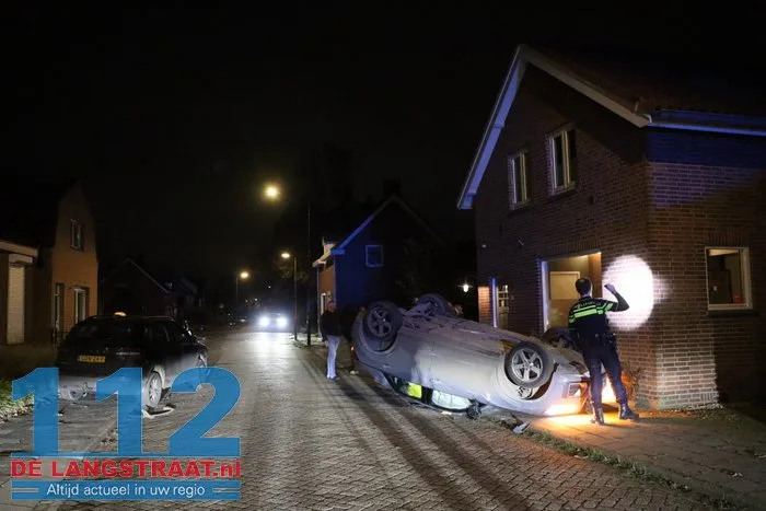 Bestuurster ramt geparkeerde auto en belandt op de kop Waspik 112 De Langstraat