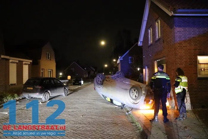 Bestuurster ramt geparkeerde auto en belandt op de kop Waspik 112 De Langstraat
