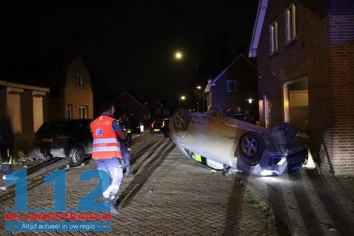 Bestuurster ramt geparkeerde auto en belandt op de kop Waspik 112 De Langstraat