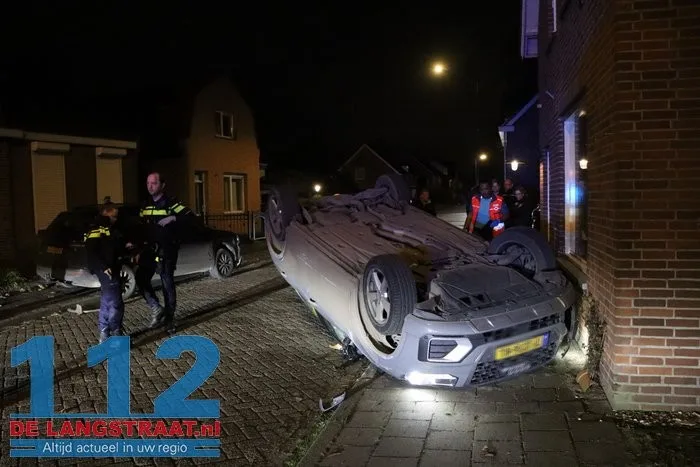 Bestuurster ramt geparkeerde auto en belandt op de kop Waspik 112 De Langstraat