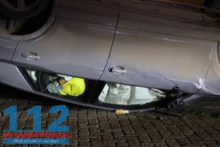 Bestuurster ramt geparkeerde auto en belandt op de kop Waspik 112 De Langstraat