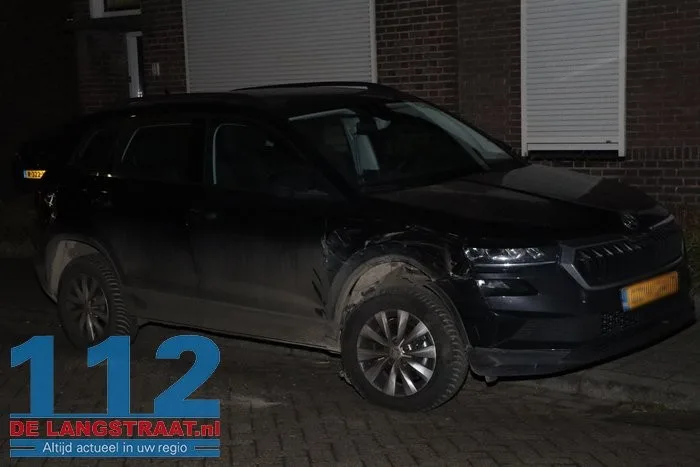 Bestuurster ramt geparkeerde auto en belandt op de kop Waspik 112 De Langstraat