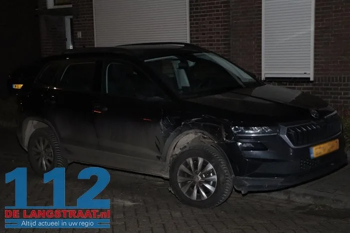 Bestuurster ramt geparkeerde auto en belandt op de kop Waspik 112 De Langstraat