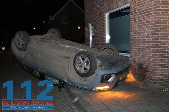 Bestuurster ramt geparkeerde auto en belandt op de kop Waspik 112 De Langstraat