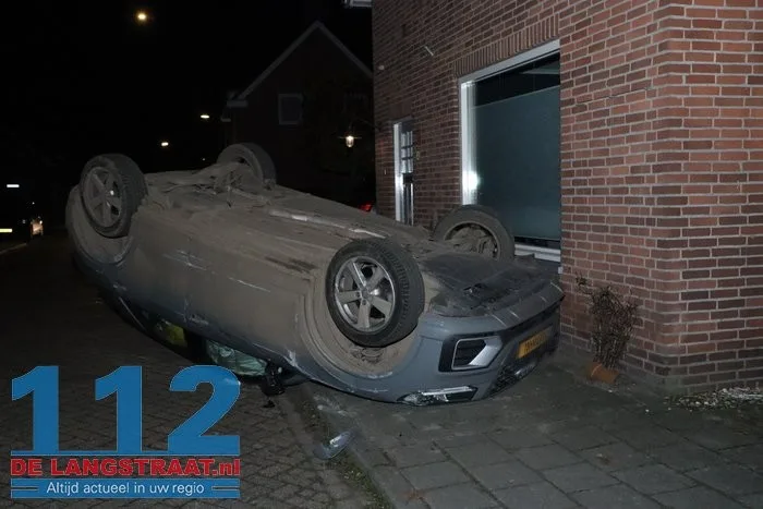 Bestuurster ramt geparkeerde auto en belandt op de kop Waspik 112 De Langstraat