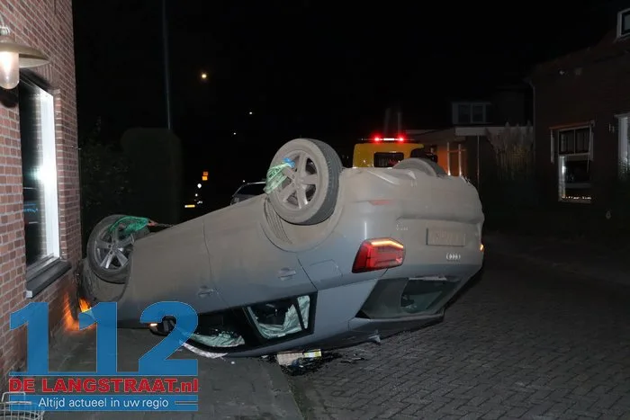 Bestuurster ramt geparkeerde auto en belandt op de kop Waspik 112 De Langstraat
