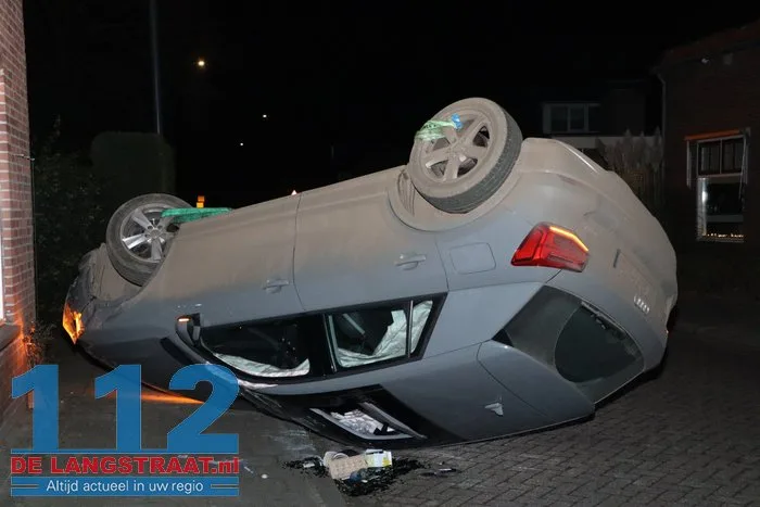 Bestuurster ramt geparkeerde auto en belandt op de kop Waspik 112 De Langstraat