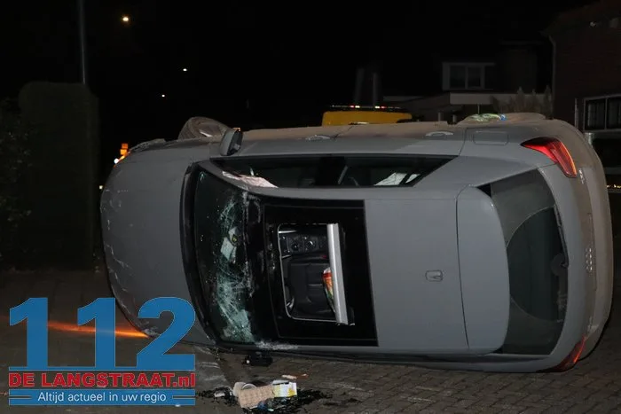 Bestuurster ramt geparkeerde auto en belandt op de kop Waspik 112 De Langstraat