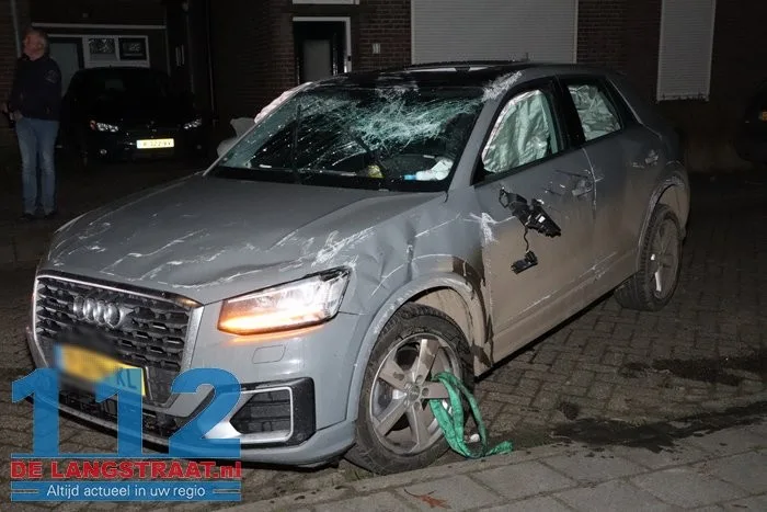 Bestuurster ramt geparkeerde auto en belandt op de kop Waspik 112 De Langstraat