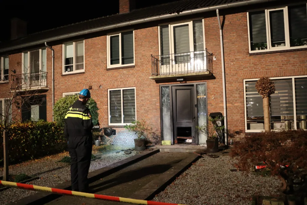 Man (33) opgepakt voor aanslag bij huis waarbij bewoonster been verloor 2 Man (33) opgepakt voor aanslag bij huis waarbij bewoonster been verloor 112 De Langstraat