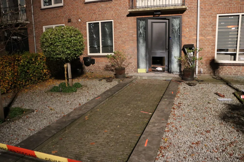 Man (33) opgepakt voor aanslag bij huis waarbij bewoonster been verloor 3 Man (33) opgepakt voor aanslag bij huis waarbij bewoonster been verloor 112 De Langstraat