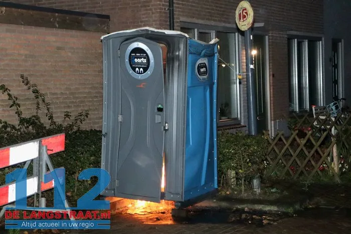 Mobiel toilet in brand midden in woonwijk Edouard Lalostraat Waalwijk 1 Mobiel toilet in brand midden in woonwijk Edouard Lalostraat Waalwijk 112 De Langstraat