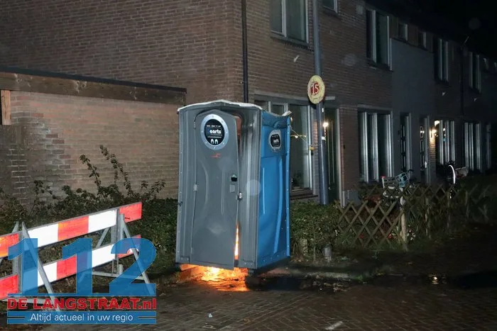 Mobiel toilet in brand midden in woonwijk Edouard Lalostraat Waalwijk 2 Mobiel toilet in brand midden in woonwijk Edouard Lalostraat Waalwijk 112 De Langstraat