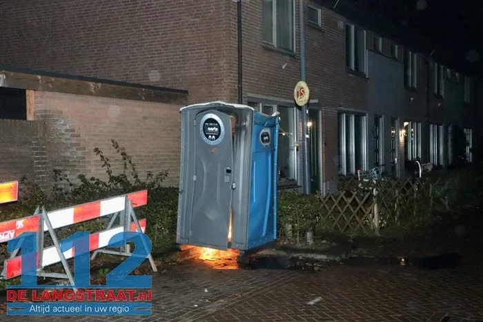 Mobiel toilet in brand midden in woonwijk Edouard Lalostraat Waalwijk 3 Mobiel toilet in brand midden in woonwijk Edouard Lalostraat Waalwijk 112 De Langstraat