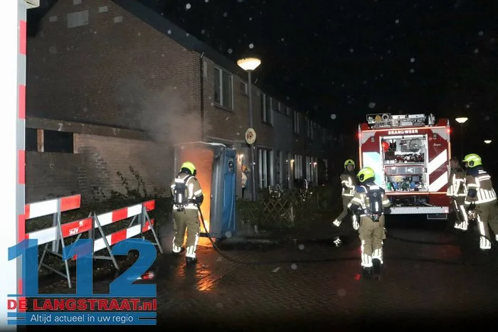 Mobiel toilet in brand midden in woonwijk Edouard Lalostraat Waalwijk 7 Mobiel toilet in brand midden in woonwijk Edouard Lalostraat Waalwijk 112 De Langstraat
