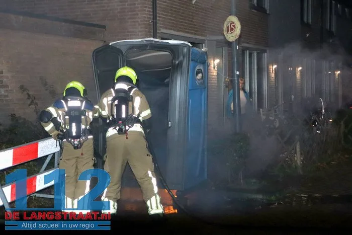 Mobiel toilet in brand midden in woonwijk Edouard Lalostraat Waalwijk 8 Mobiel toilet in brand midden in woonwijk Edouard Lalostraat Waalwijk 112 De Langstraat
