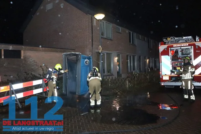 Mobiel toilet in brand midden in woonwijk Edouard Lalostraat Waalwijk 12 Mobiel toilet in brand midden in woonwijk Edouard Lalostraat Waalwijk 112 De Langstraat