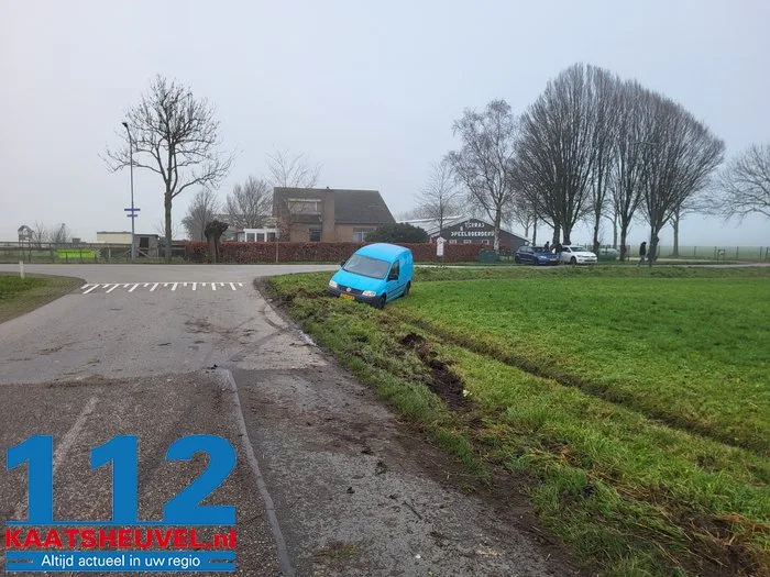 Auto belandt in sloot aan de Blaasbalgweg Waalwijk 1 Auto belandt in sloot aan de Blaasbalgweg Waalwijk 112 De Langstraat