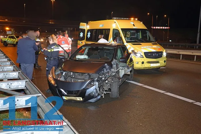 Bestuurster botst met auto tegen vangrail aan op de A59 Waalwijk 1 Bestuurster botst met auto tegen vangrail aan op de A59 Waalwijk 112 De Langstraat