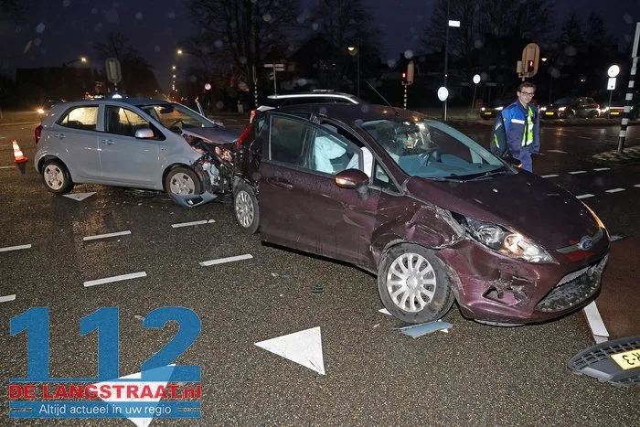 Twee auto’s botsen op elkaar op kruising aan de Noorder Parallelweg Waalwijk 1 Twee auto’s botsen op elkaar op kruising aan de Noorder Parallelweg Waalwijk 112 De Langstraat