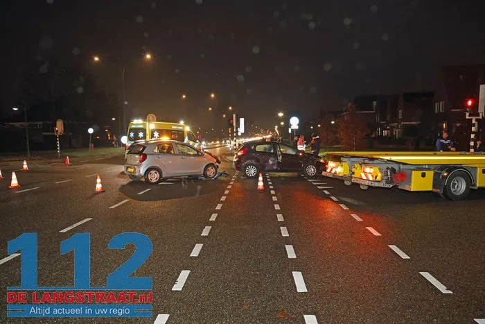 Twee auto’s botsen op elkaar op kruising aan de Noorder Parallelweg Waalwijk 5 Twee auto’s botsen op elkaar op kruising aan de Noorder Parallelweg Waalwijk 112 De Langstraat