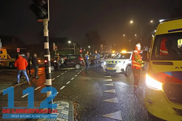 Twee auto’s botsen op elkaar op kruising aan de Noorder Parallelweg Waalwijk 6 Twee auto’s botsen op elkaar op kruising aan de Noorder Parallelweg Waalwijk 112 De Langstraat