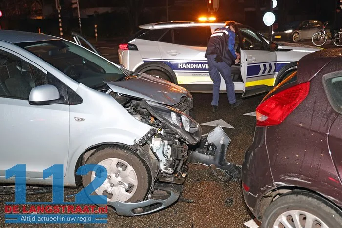 Twee auto’s botsen op elkaar op kruising aan de Noorder Parallelweg Waalwijk 2 Twee auto’s botsen op elkaar op kruising aan de Noorder Parallelweg Waalwijk 112 De Langstraat