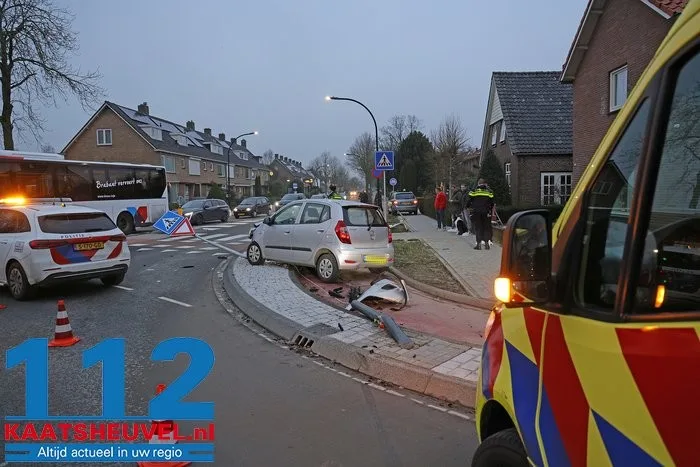 Automobiliste verliest macht over het stuur en knalt tegen verkeersbord en lantaarnpaal in Waalwijk 2 Automobiliste verliest macht over het stuur en knalt tegen verkeersbord en lantaarnpaal in Waalwijk 112 De Langstraat
