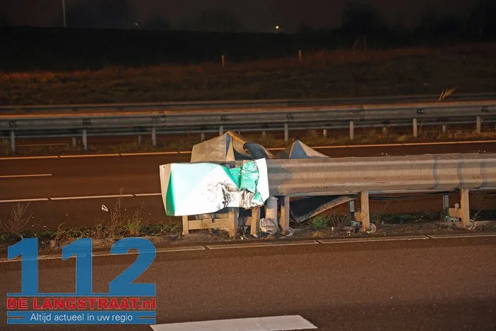 Bestuurster botst met auto tegen vangrail aan op de A59 Waalwijk 3 Bestuurster botst met auto tegen vangrail aan op de A59 Waalwijk 112 De Langstraat